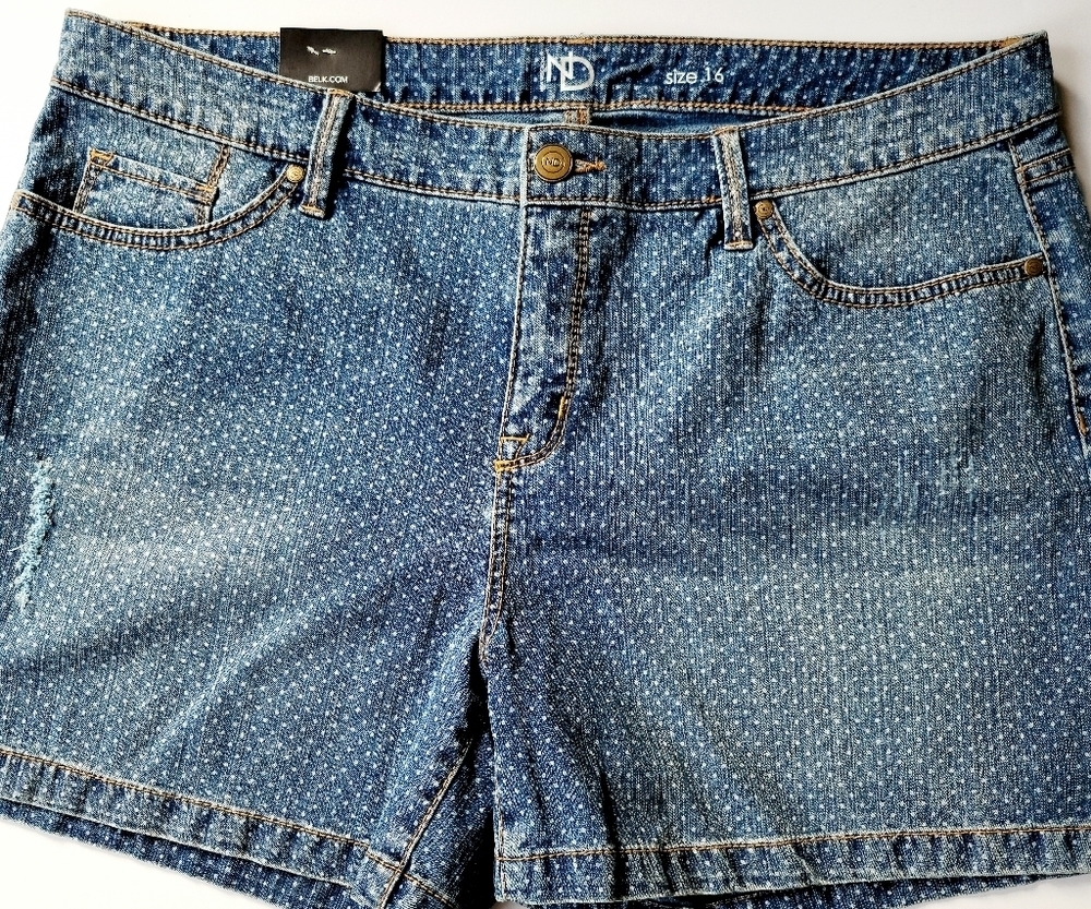 New Directions‎ distressed jeans shorts